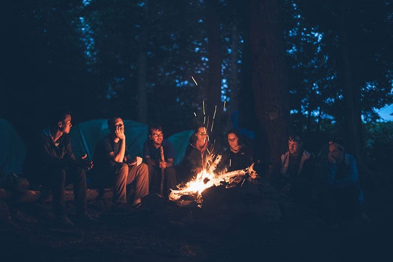 Beim Wildcampen in Deutschland, sind für Ihre gebuchten Plätze hin und wieder Sitzmöglichkeiten vor Ort.