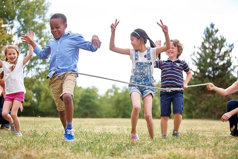 In der Arbeit mit Kinder- und Jugendgruppen sind Spaß, Freude und Spiele in der Natur unerlässlich.