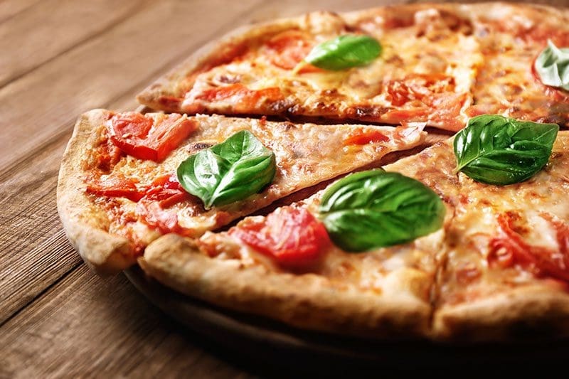 Die italienische Pizza ist definitiv eine der 10 beliebtesten Gerichte der Welt.