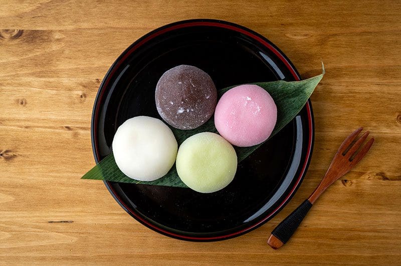 Die süßen japanischen Reisbällchen Mochi können auch mit Eis gegessen werden