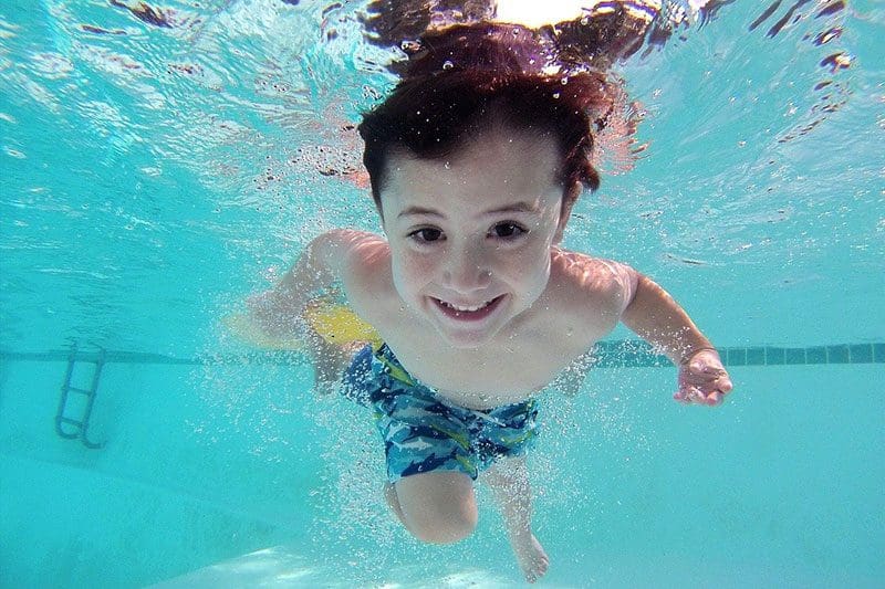 Bei einem Schwimmcamp lernen Kinder ihren Körper im Wasser besser kennen, und haben dabei noch jede Menge Spaß.
