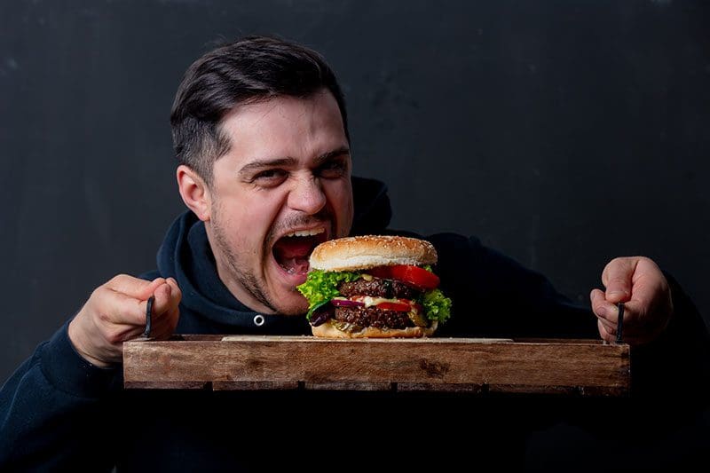 Ein Klassiker auf einer kulinarischen Weltreise ist der saftige Burger.