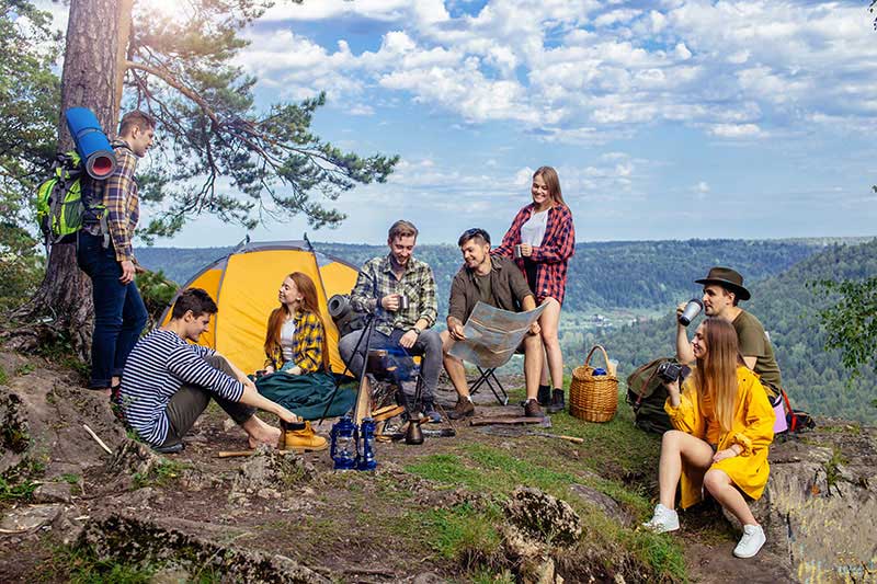 Ein Outdoor Camp wird von einer Gruppe im Wald genutzt
