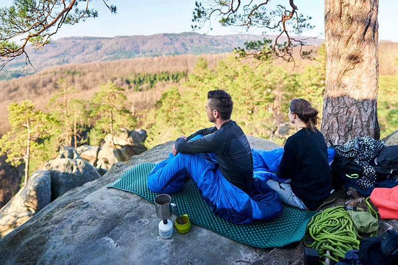 Mit einem Schlafsack und einer Isomatte gehen Sie beim Schlafen im Wald auf Nummer sicher.