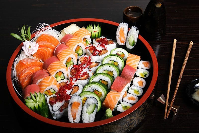 Auf einer kulinarischen Weltreise findet man gemischtes und buntes japanisches Sushi auch auf großen Platten.