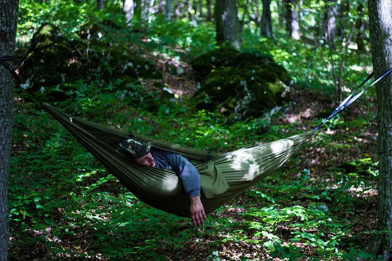 Mit einer Hängematte ist das Schlafen im Wald erlaubt.