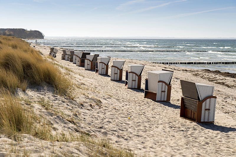 So können die Ferien an der Nordsee beginnen, mit schützenden Strandkörben als Sitz und Erholungsmöglichkeit am Strand.
