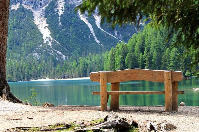 Türkisfarbene Bäche oder Seen, wie hier der Pragser Wildsee, zeigen ihre außergewöhnliche Farbenpracht.