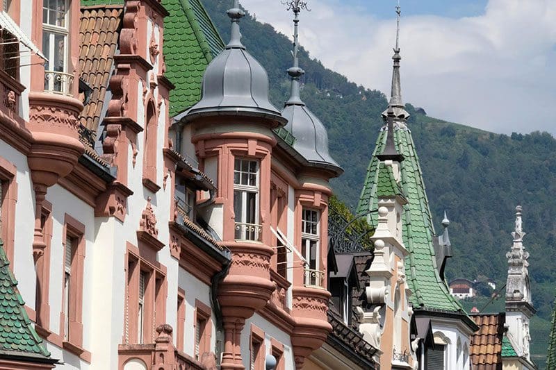 Die markanten mittelalterlichen Turmspitzen der Häuser von Bozen in der Geschichte Südtirols.