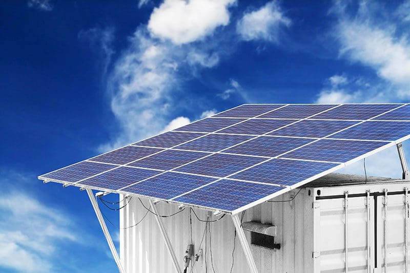 Autarkie erreicht man durch die Nutzung der Sonnenenergie, um durch eine Photovoltaik Anlage den eigenen Strom zu produzieren.