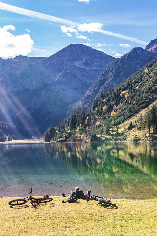 Eine atemberaubende Fahrradpause direkt an einem See in Südtirol.