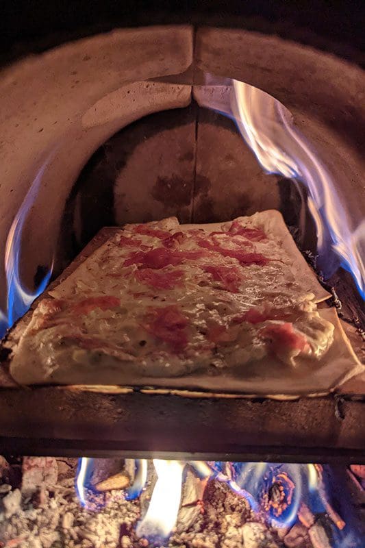 Flammkuchen wird in einem tinytube Ofen gebacken