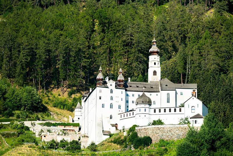 Die Marienberg Abtei in Burgeis im Raum Südtirol lädt mit ihrer architektonischen Meisterleistung die Besucher ein.