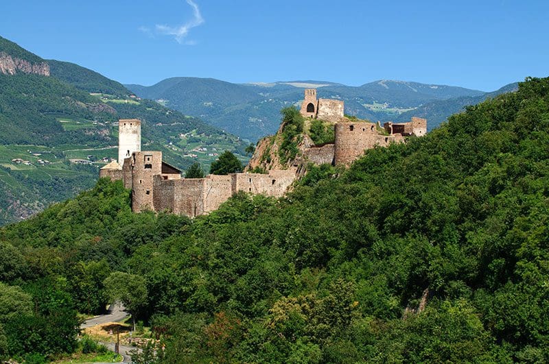 Eine der Sehenswürdigkeiten in Südtirol ist Schloss Sigmundskron bei Bozen.