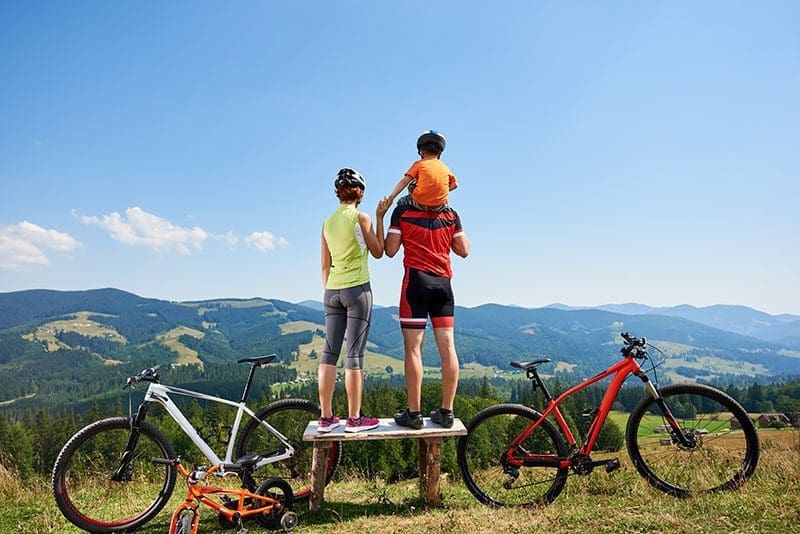 Beim Biken oder Fahrradfahren in den Bergen zeigt sich beim Sport machen in Südtirol ein unvergesslicher Ausblick.