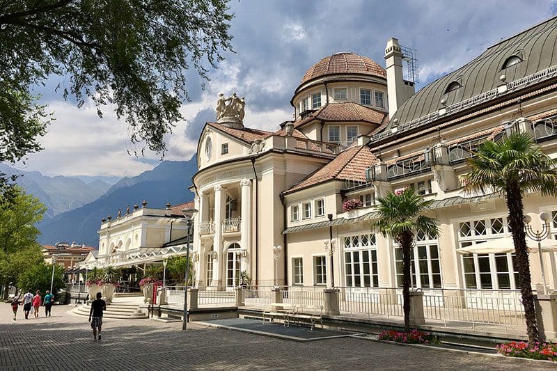 Das markante Kurhaus von Meran in Südtirol ist immer einen Besuch wert.