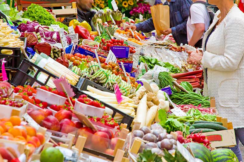 Die Märkte in Bozen zeigen eine bunte Auswahl an gesundem Obst und Gemüse.