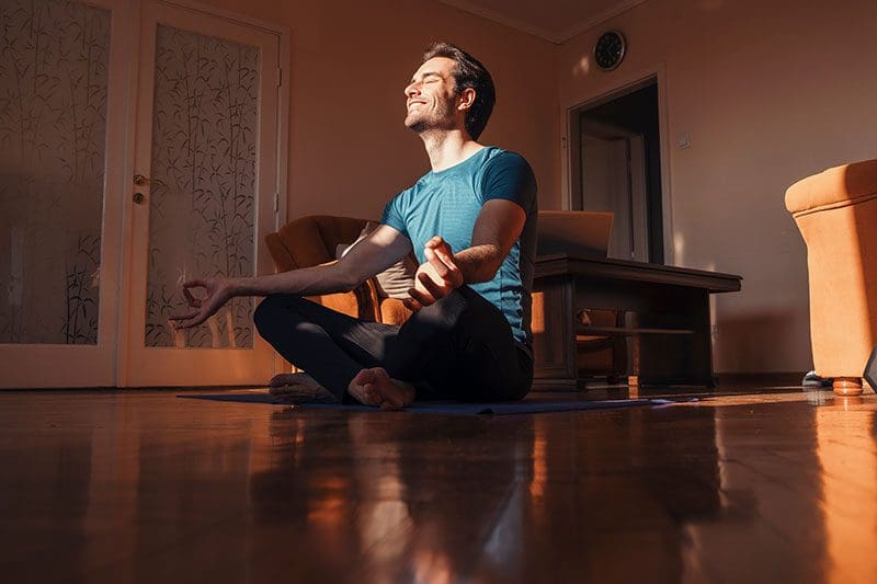 Die Praxis der spirituellen Meditation stammt aus Fernost und lässt uns ganz einfach fit und mental stark werden.