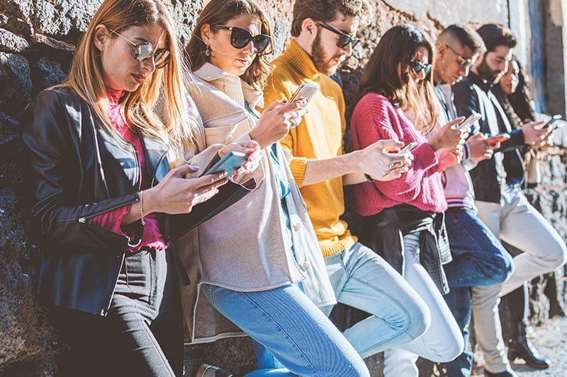 Junge Menschen sind schnell in einer Smartphonesucht, ohne das sie es bemerken.