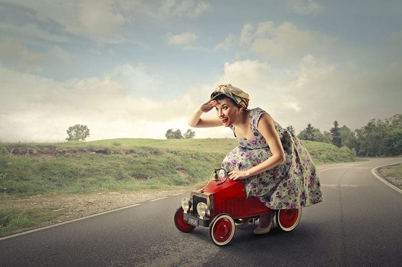 Frau macht einer Weltreise auf einem Mini Auto