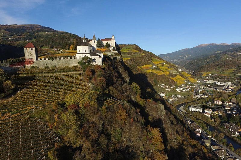 Von Weinbergen umgeben, ist das Kloster Säben im Eisacktal in Südtirol.