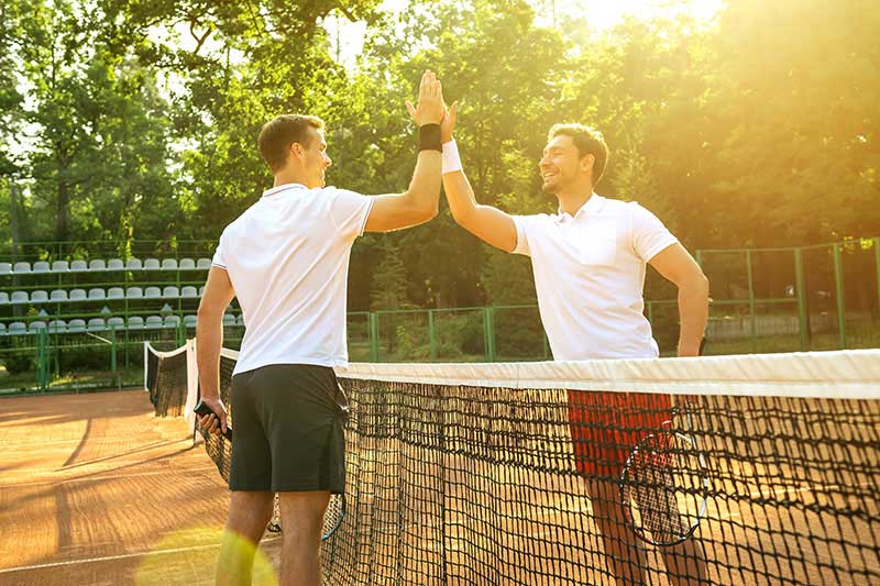 Viele Hotels bieten Tennisplätze auch mit Tennistrainern an, damit die Freude beim Sport in Südtirol gewährleistet ist.