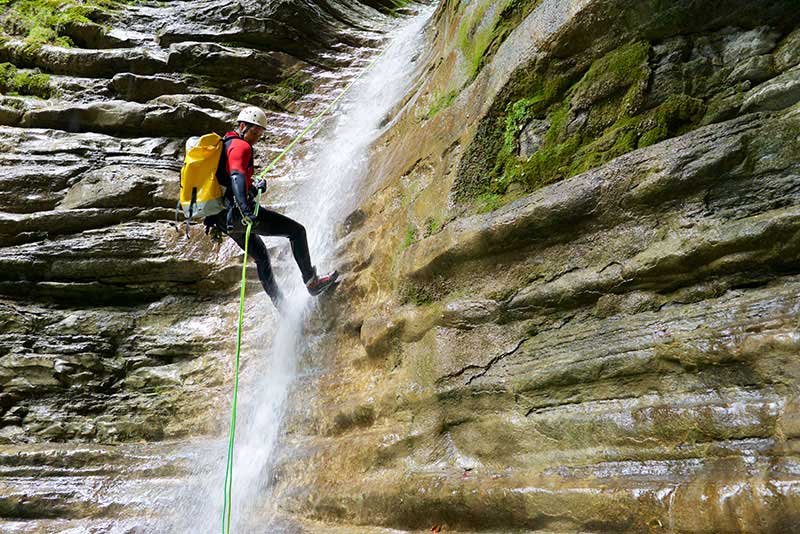 Jede Menge Abenteuer wartet beim Canyoning, denn hierbei klettert man einen Wasserfall hinab.