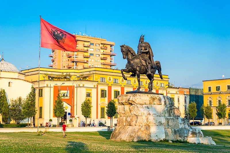 Das Skanderbeg Monument in Tirana ist für viele ein Teil der Albanien Rundreise.
