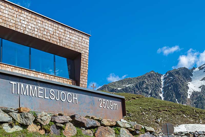 Das hohe Timmelsjoch in Österreich garantiert einen grandiosen Ausblick auf die Natur und Umgebung.