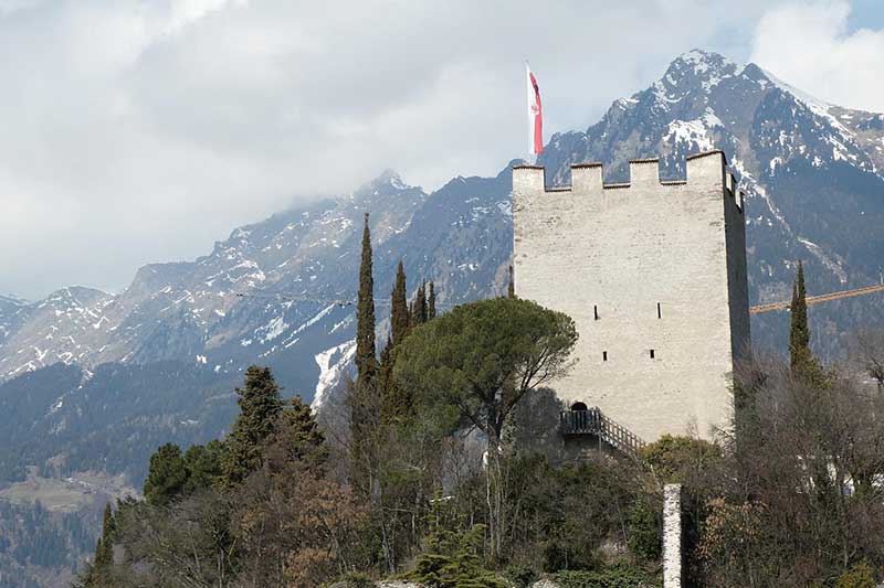 Der Pulverturm in Meran zeigt mit seiner interessanten Geschichte und einem attraktiven Kiosk zum Stärken.