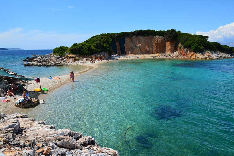 Der Strand Ksamil ist für die Albanien Rundreise wunderschön und garantiert die beste Erfrischung und eine entspannte Erholung!