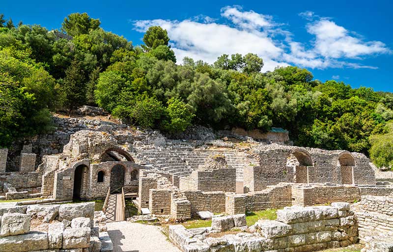 Während einer Albanien Rundreise kann die Ruinenstadt in Butrint voller staunen besichtigt werden.