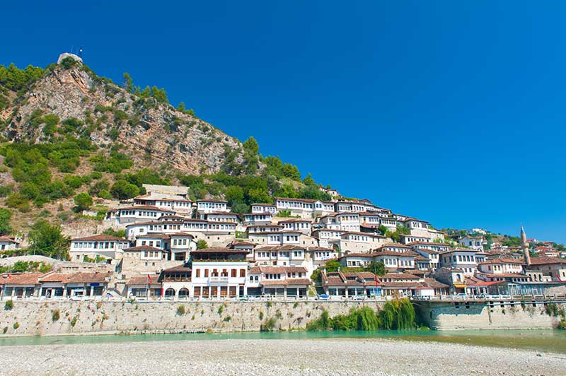 Berat ist die Stadt der 1000 Fenster und ein eindrucksvolles Erlebnis auf einer Albanien Rundreise.