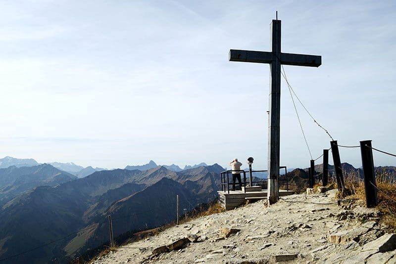 Beim Wandern in den Allgäuer Bergen, kann man das Gipfelkreuz am Walmendinger Horn besuchen.