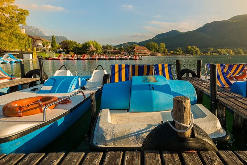 Das Dorf Kaltern bietet eine spektakuläre Kulisse, sowie Tretboote und Boote für einen Ausflug auf dem See.