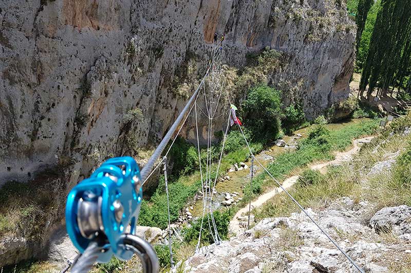 Die abenteuerliche Seilbrücke in Puente Tibetano ist ein Klettersteig in Spanien.