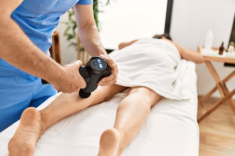 Eine effektive Massagepistole kann entweder von einem selbst oder von einem Behandler angewendet werden.