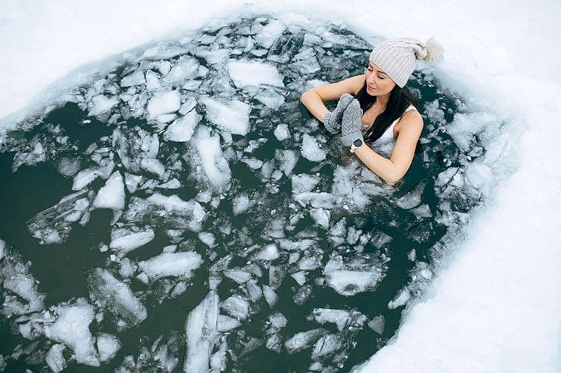 Eisbaden in einem See ist ein einmaliges Erlebnis, doch nach dem Wandern reicht es für die Regeneration nur die Beine in das kalte Wasser zu halten.