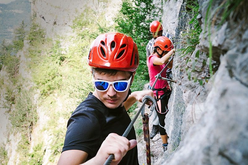 Die Klettersteige in Südtirol bieten wie hier bei der Via Ferrata die Möglichkeit, sich direkt an der Felswand fortzubewegen.
