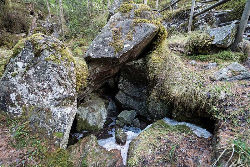 Eisloch in Südtirol Österreich