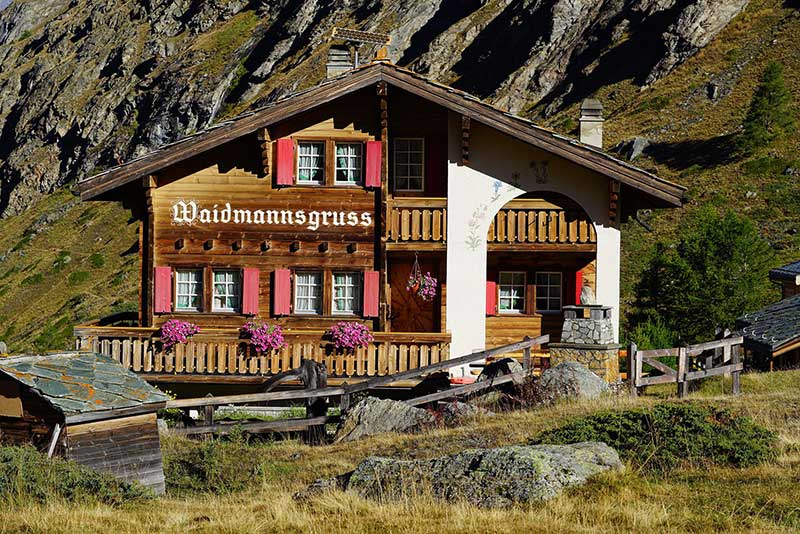 Viele Hütten in den Zillertaler Alpen bieten die urige Möglichkeit einer Übernachtung.