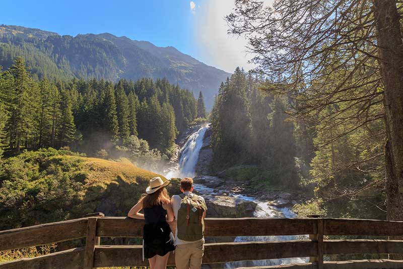 Ein Paar bestaunt die Krimmler Wasserfälle im Zillertal