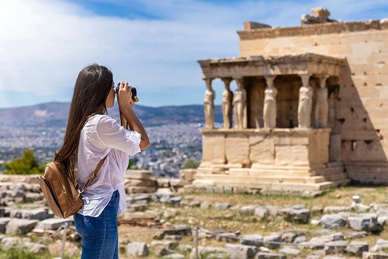 Frau fotografiert den Erechtheion Tempel in Griechenland