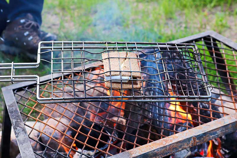 Bei einem Grill ist die Hitzeverteilung auf jeden Fall zu beachten, damit das Gegrillte gleichmäßig durch ist.