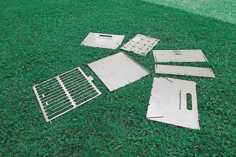 Mit wenigen Handgrillen ist der zerlegte Steckgrill von CamperGlück simple und stabil zusammengebaut!