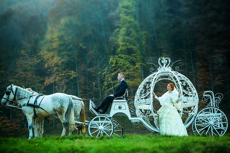 Eine Hochzeitskutsche mit Pferden ist für viele Paare ein langgehegter romantischer Hochzeitswunsch.