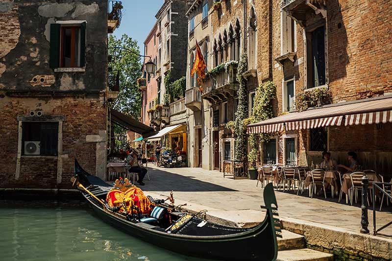 Italienische Gassen verzaubern mit kleinen gemütlichen Cafes zum Einkehren!