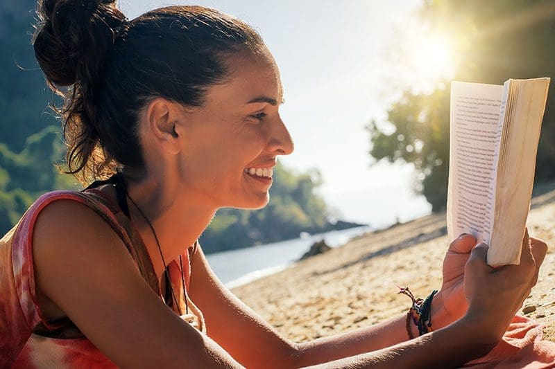 Das Buch Reisen ohne Geld hält für euch viele Tipps bereit, um euer Leben positiver zu gestalten.