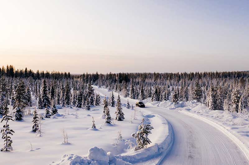 Könnt ihr mit eurem Auto eine verschneite Straße durch den Wald befahren? Dies sollte unter anderem bei der Anreise bedacht werden.
