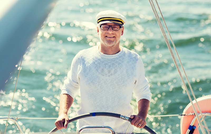 Ein Kapitän lenkt ein Boot auf dem Meer